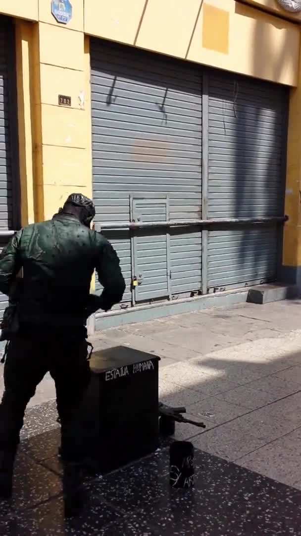 Vídeo Vertical Street Performer Lima Perú Vestido Como Soldado Manipulando — Vídeos de Stock