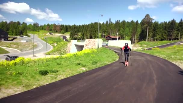 Trénink Kolečkových Lyžích Kopci Skokanského Můstku Holmenkollen Děti Norsku Učit — Stock video