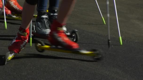 Trénink Kolečkových Lyžích Kopci Skokanského Můstku Holmenkollen Děti Norsku Učit — Stock video