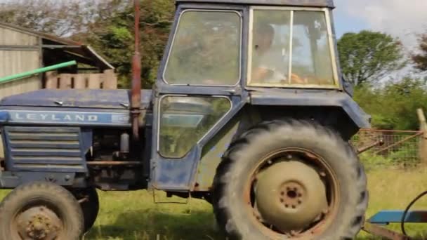 Granjeros Ingleses Transportando Heno Tractor — Vídeo de stock