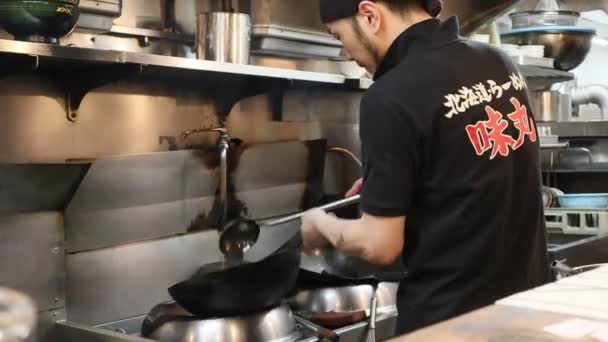 Ramen Sendo Preparado Uma Pequena Loja Ramen Shibuya Tóquio — Vídeo de Stock