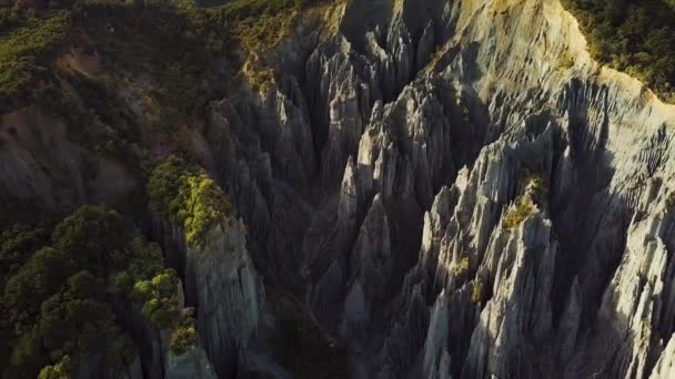 Αεροφωτογραφία Του Putangirua Pinnacles Καθώς Σκιές Μεγαλώνουν Ηλιοβασίλεμα Νέα Ζηλανδία — Αρχείο Βίντεο