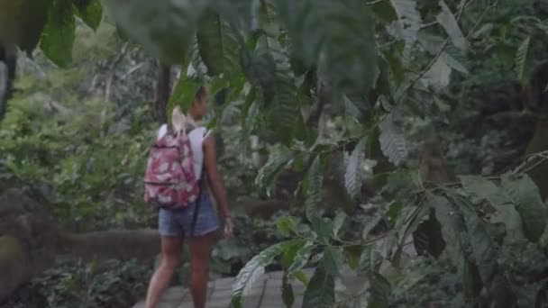Bastante Joven Senderismo Selva Bali Indonesia — Vídeos de Stock