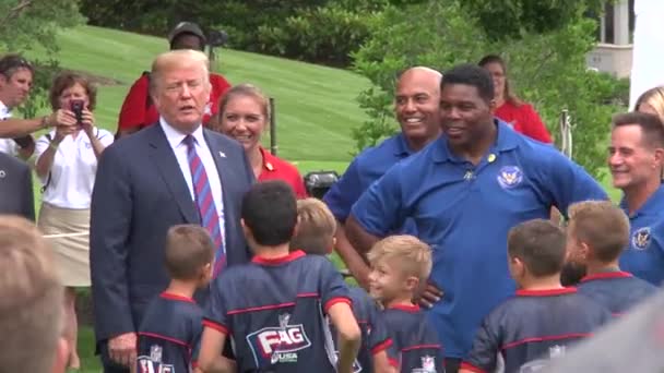 Roll Πλάνα Του Προέδρου Trump Herschel Walker Και Παιδιά — Αρχείο Βίντεο