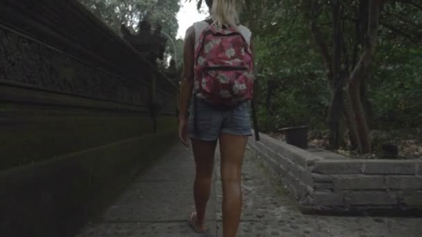 Νεαρή Γυναίκα Περπατά Στη Ζούγκλα Στο Μπαλί Της Ινδονησίας — Αρχείο Βίντεο