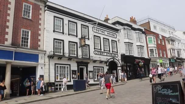 Shoppers Een Voetgangersgebied Guildford Engeland Vlakbij Een Oude Straat Genaamd — Stockvideo