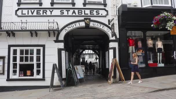 イギリスのギルフォードにある歩行者専用地区の買い物客 天使の門と呼ばれる古い通りの眺め — ストック動画