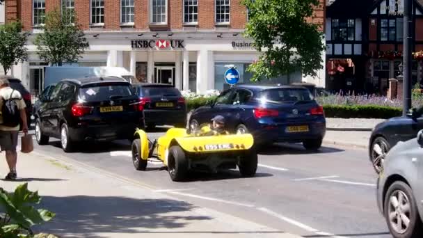 Het Verkeer Gaat Langzaam Een Kruispunt Bij Kingston Thames — Stockvideo