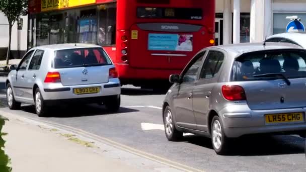 Tráfico Moviéndose Lentamente Cruce Cerca Kingston Thames — Vídeos de Stock