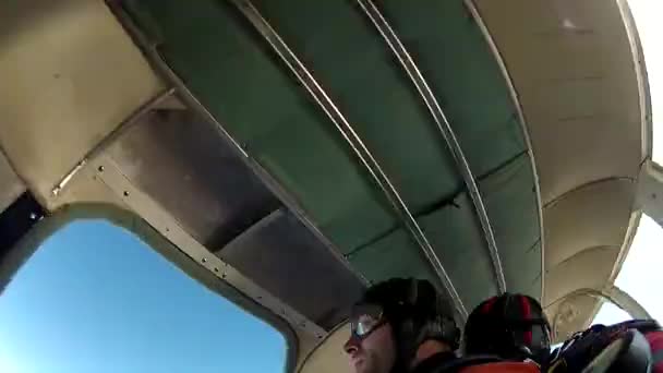 Uomo Salta Forma Aeroplano Tandem Salto Skydive — Video Stock