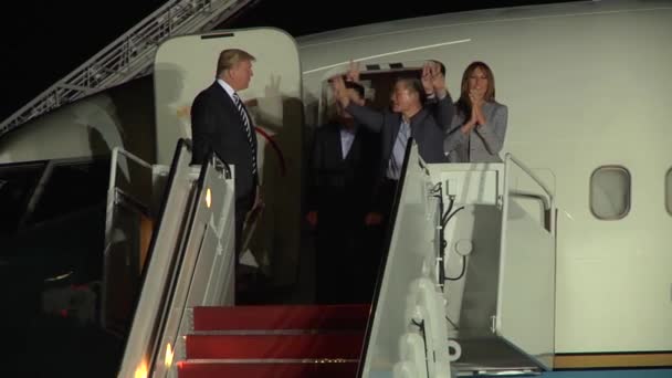 Președintele Trump Prima Doamnă Melania Salută Trei Americani După Fost — Videoclip de stoc