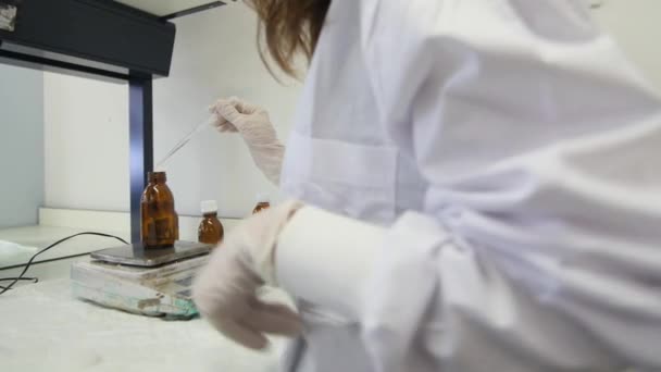 Cientistas Fazendo Experimentos Laboratório Derramando Líquidos Medindo Peso Dos Materiais — Vídeo de Stock