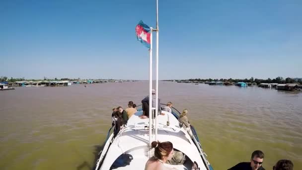 Turismo Barco Selva Rio Com Casas Água Bandeira Cambojana — Vídeo de Stock