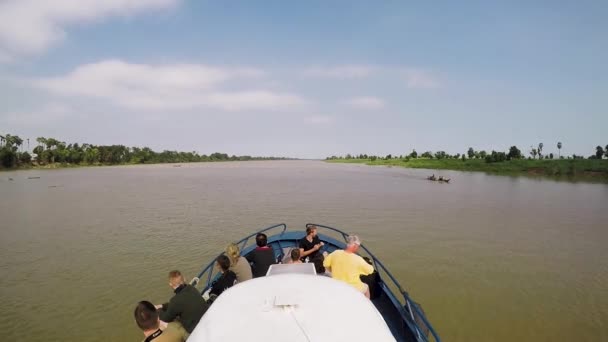 Turystyka Łódź Dżungli Rzeki Kambodża Widok Góry — Wideo stockowe