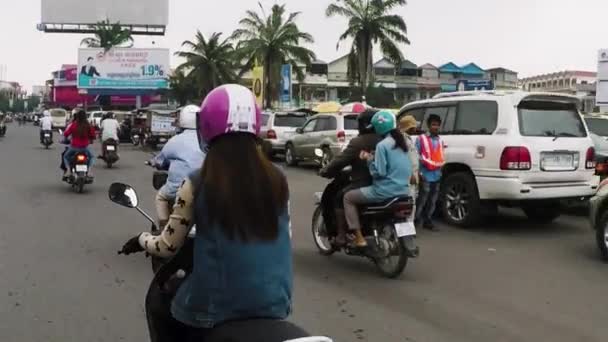 Pasando Por Varias Scooters Camboya — Vídeos de Stock