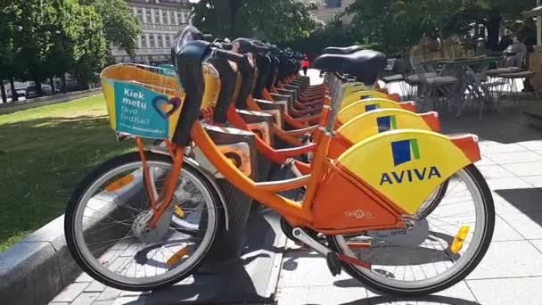 Orangefarbene Fahrräder Vilnius Litauen — Stockvideo