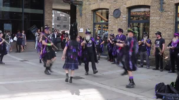 莫里斯舞蹈家们 在金海德河畔泰晤士河畔的一个广场上跳着紫色羽衣舞 演奏传统乐器的其他成员 — 图库视频影像