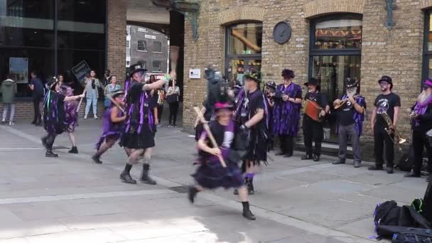 Morris Dancers Bailando Trajes Púrpura Una Plaza Junto Río Támesis — Vídeos de Stock