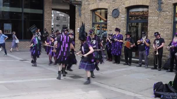 Morris Dancers Bailando Trajes Púrpura Una Plaza Junto Río Támesis — Vídeos de Stock