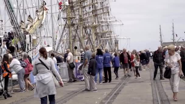 Vysoká Loď Akce Sunderland Lodě Připlouvají Doku Davy Celkové Události — Stock video