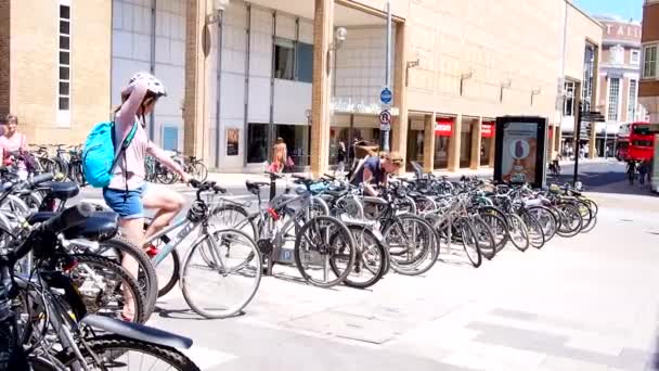 Rack Bicicleta Senhora Ciclista Sol Kingston Thames Inglaterra — Vídeo de Stock