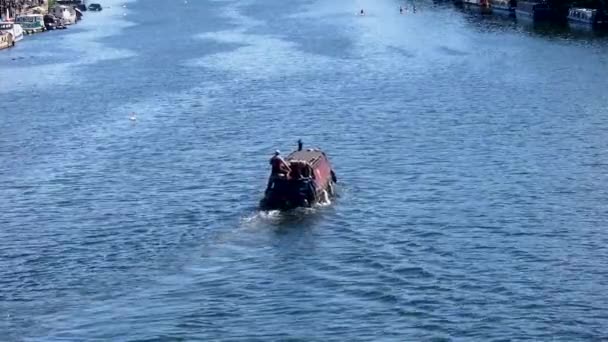 Barco Navegando Tranquilamente Largo Del Río Támesis Kingston Vista Aérea — Vídeo de stock