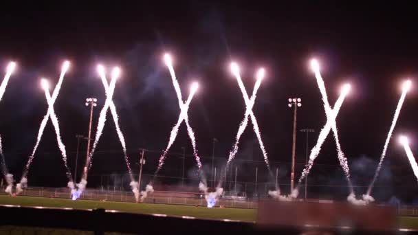 Πυροτεχνήματα Πυροτεχνίας Οθόνη Εδάφους Ένα Γήπεδο Ποδοσφαίρου Αργό — Αρχείο Βίντεο