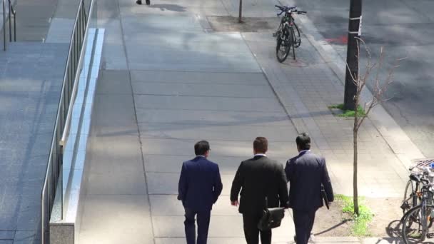 Tre Uomini Affari Che Camminano Lungo Marciapiede Toronto — Video Stock