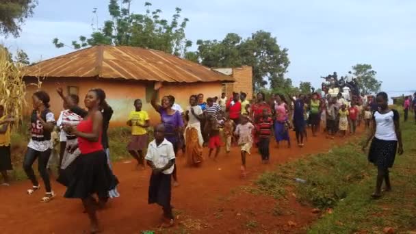 Tłum Afrykańczyków Tańczy Idzie Brudną Drogą Wiejskiej Wiosce Zwycięstwie Politycznym — Wideo stockowe