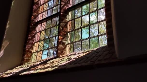 Egy Templom Üvegablakának Belsejében Kívülről Napsütéssel Egy Gyönyörű Napsütéses Napon — Stock videók