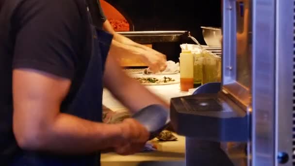 Man Shucking Oesters Het Restaurant — Stockvideo