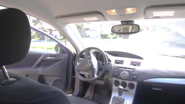 Jovem Mulher Adulta Entra Seu Carro Liga Motor Carro Interior — Vídeo de Stock