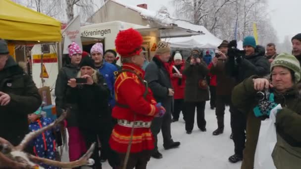 Rodzina Sami Renifery Sprawiają Roczne Tradycyjne Wygląd Rynku Jokkmokk 400 — Wideo stockowe