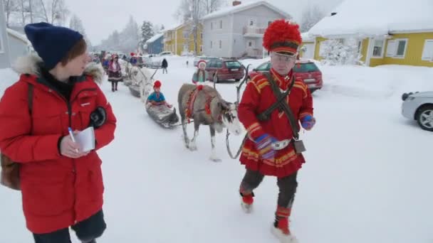 Rodzina Sami Renifery Sprawiają Roczne Tradycyjne Wygląd Rynku Jokkmokk 400 — Wideo stockowe