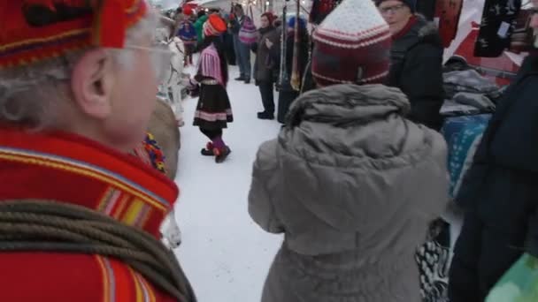 Rodzina Sami Renifery Sprawiają Roczne Tradycyjne Wygląd Rynku Jokkmokk 400 — Wideo stockowe