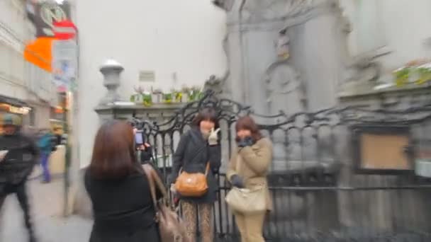 Turyści Pee Pee Boy Brukseli Belgia Najbardziej Znany Symbol Brukselskich — Wideo stockowe