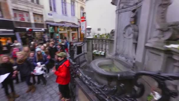 Turisták Pisilő Fiú Brüsszelben Belgium Brüsszeli Nép Legismertebb Szimbóluma Humorérzéküket — Stock videók