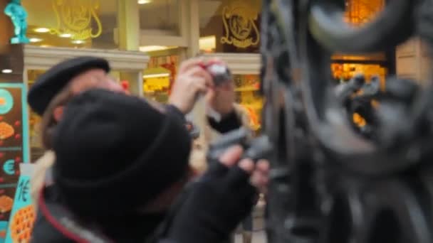 Turyści Pee Pee Boy Brukseli Belgia Najbardziej Znany Symbol Brukselskich — Wideo stockowe