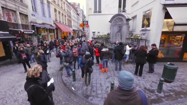 Turisták Pisilő Fiú Brüsszelben Belgium Brüsszeli Nép Legismertebb Szimbóluma Humorérzéküket — Stock videók