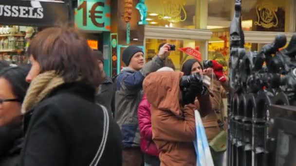 Turyści Pee Pee Boy Brukseli Belgia Najbardziej Znany Symbol Brukselskich — Wideo stockowe