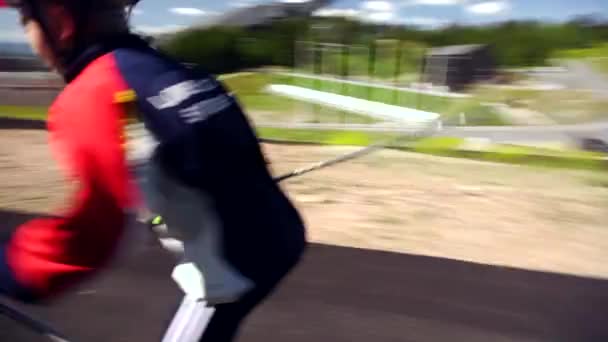 Entrenamiento Esquí Sobre Ruedas Colina Cerca Del Salto Esquí Holmenkollen — Vídeos de Stock