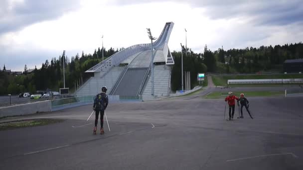 Trénink Kolečkových Lyžích Kopci Skokanského Můstku Holmenkollen Děti Norsku Učit — Stock video