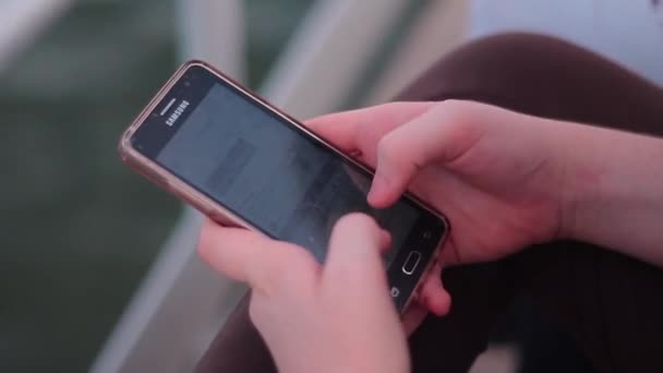 Tiro Pessoa Mensagens Texto Telefone Close Com Água Fundo — Vídeo de Stock