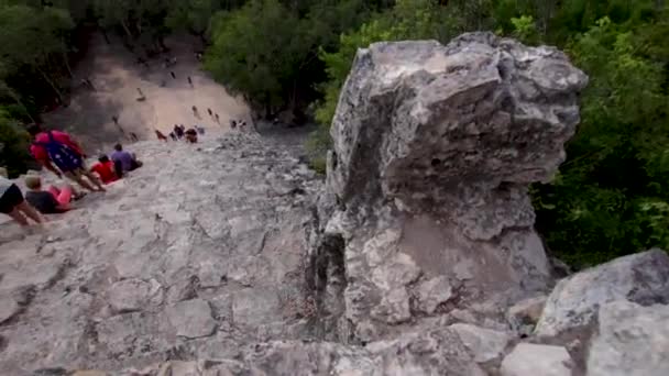 Κορυφή Του Coba Ruin Στο Μεξικό Πολλοί Άνθρωποι Κάνουν Πεζοπορία — Αρχείο Βίντεο