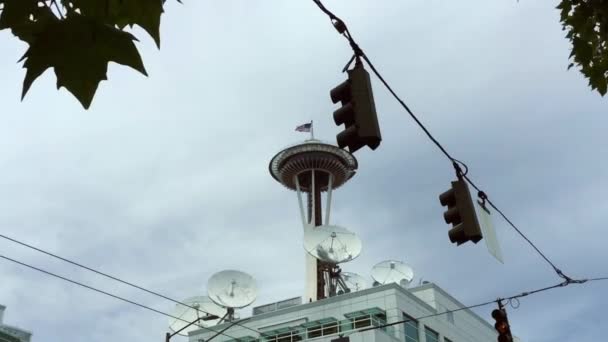 Indrukken Space Needle Vanaf Begane Grond Stop Lichten Gebouwen Voorgrond — Stockvideo