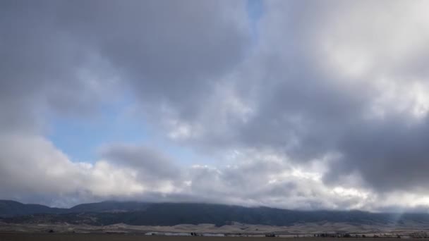 Timelapse Zoom Out Donkere Wolken Drijven Een Landelijk Woestijnlandschap — Stockvideo