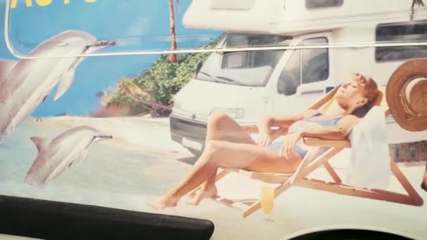 Auto Camp Camper Cartello Pubblicitario Lady Prendere Sole Spiaggia Delfini — Video Stock