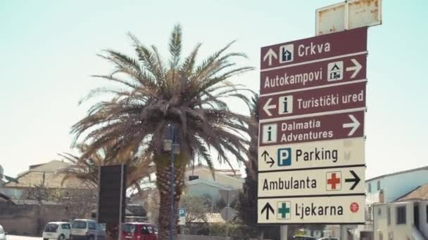 Ausländisches Straßenschild Krankenwagen Parkplatz Kroatien Pakostane — Stockvideo