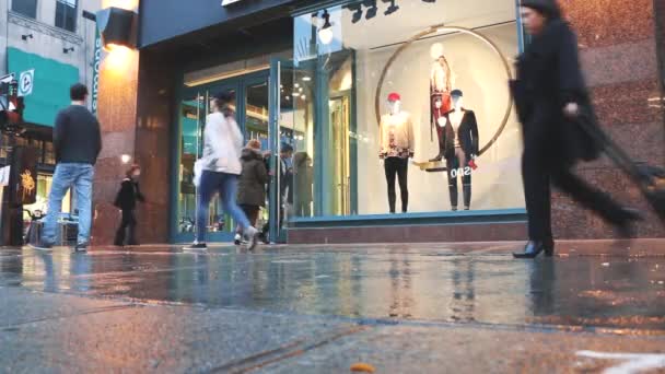 Gente Pasando Frente Escaparate Tienda — Vídeos de Stock