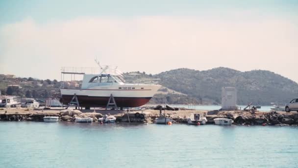 Pan Van Pakostane Marina Met Boten Onder Reparatie Een Zonnige — Stockvideo